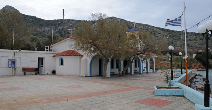 Δείχνει το μετόχι του Αγίου Νικολάου από μακριά.