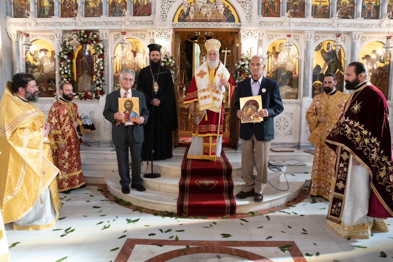 Οι επαινούμενοι ενορίτες με τον Σεβασμιώτατο και τον πρόεδρο του Εκκλησιαστικού Συμβουλίου