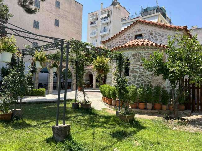 Αυλή Ιεράς Μονής Αγίου Παντελεήμονος Πετρουπόλεως