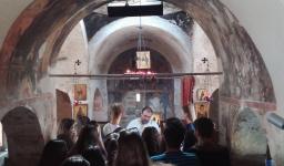 Στιγμιότυπο από τη Θεία Λειτουργία με τους μαθητές