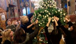 Παραδοσιακός στολισμός Επιταφίου στην Αγ. Βαρβάρα