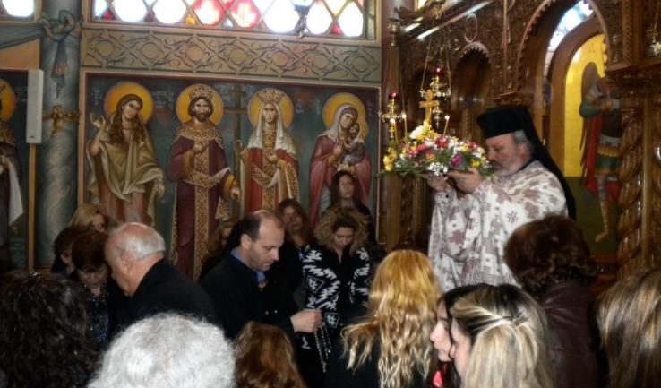 Η Σταυροπροσκύνηση στην Αγ. Τριάδα Πετρ.