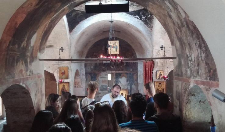 Στιγμιότυπο από τη Θεία Λειτουργία με τους μαθητές